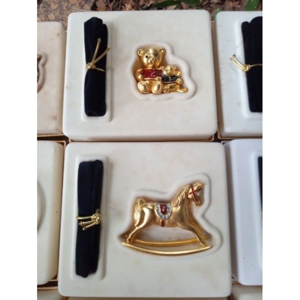 Vintage Estee Lauder Collectible Perfume Compacts - Picture 3 of 12